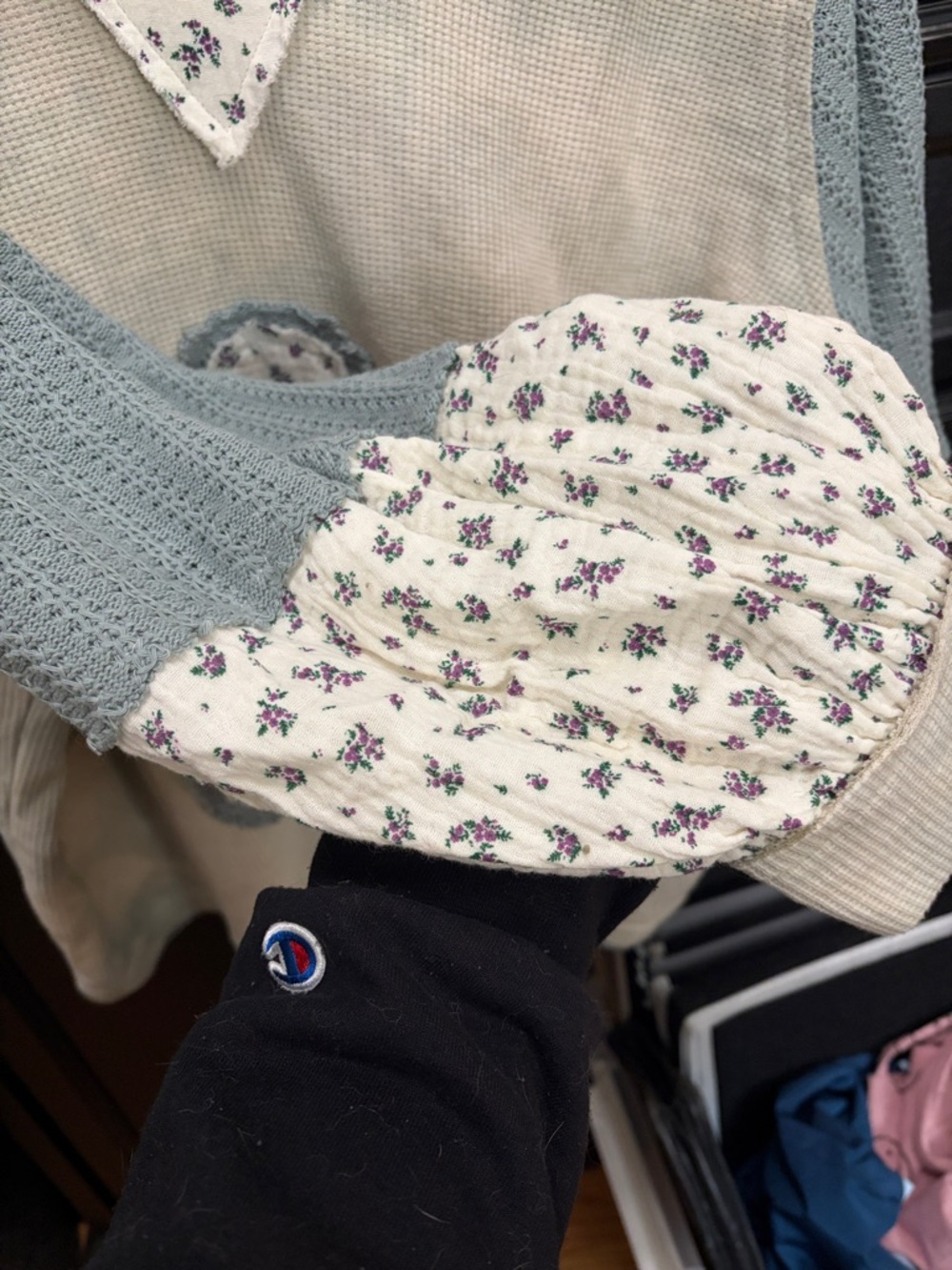 Oil size LG, Floral Patchwork Hooded Pullover. Lightweight with hood - Picture 4 of 4